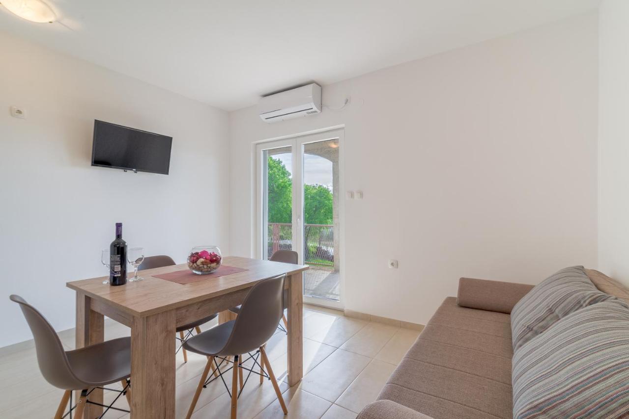Apartmani Dupor Gornji Karin Bagian luar foto